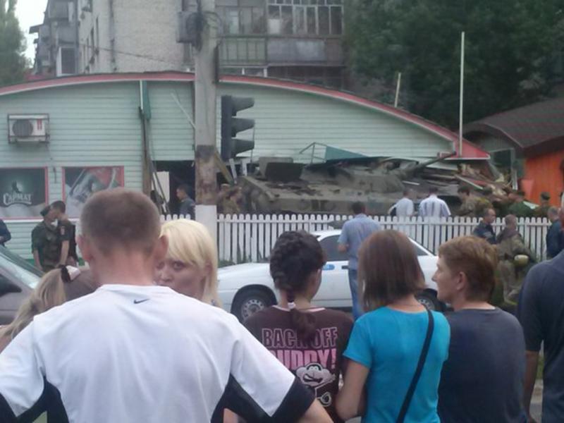В Луганске БМП боевиков влетела в бар, есть жертвы среди гражданских / vk.com/lugansk_advice