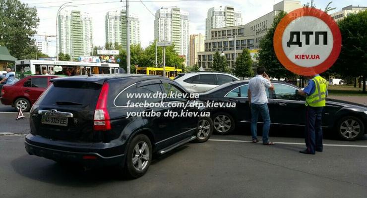 В Киеве Honda CRV врезалась в Mercedes, попытавшись проехать против движения (фото)