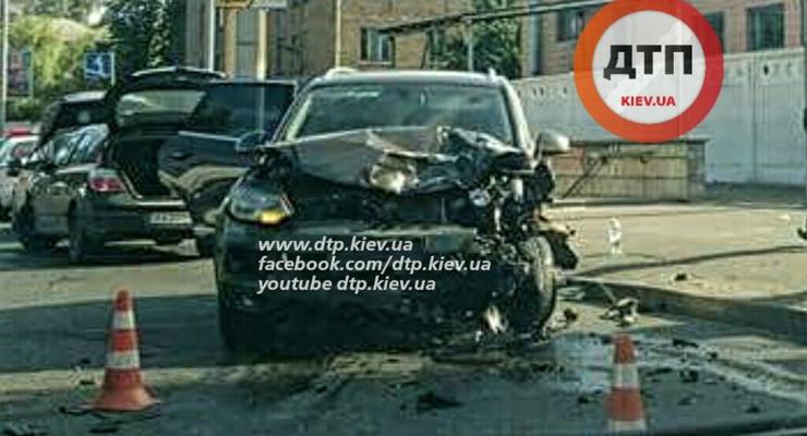Ранним утром в Киеве лоб в лоб столкнулись два авто (фото)