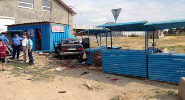 В Одесской области автомобиль въехал в рынок, есть жертвы