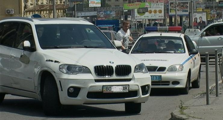 В Киеве BMW X5 на повороте ударил Mitsubishi Colt (фото)