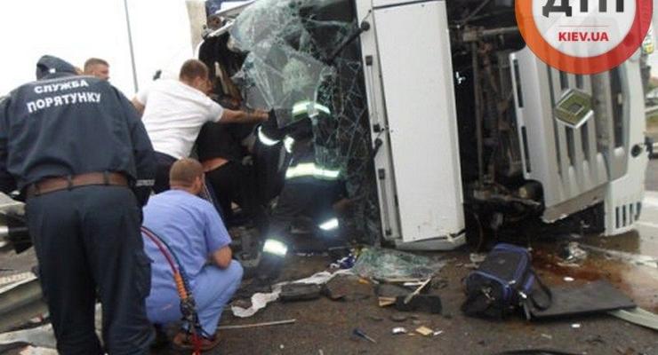 На трассе Киев - Чоп перевернулся грузовик, трое пострадали