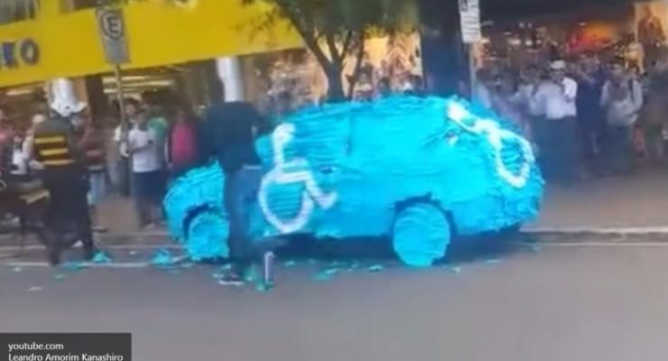 В Бразилии "наказали" водителя, припарковавшегося на месте для инвалидов (видео)