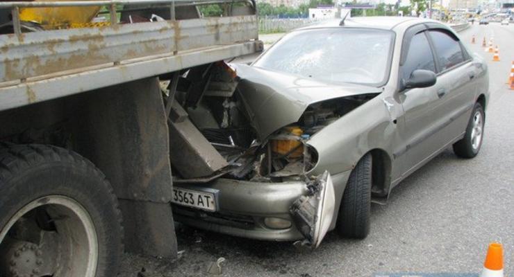 В Киеве лихач на Daewoo влетел под грузовик