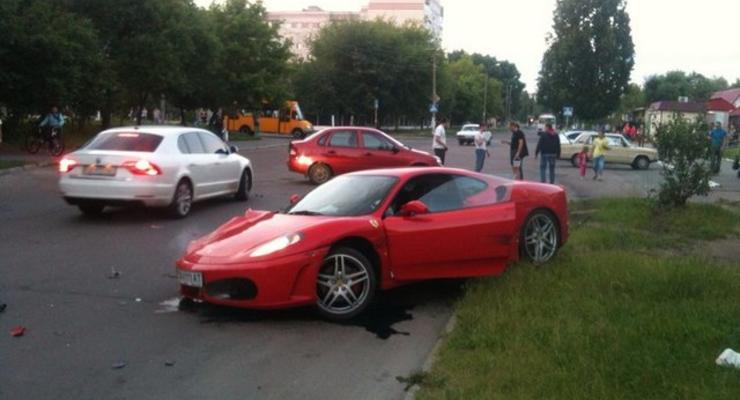 В Чернигове разбили красный Ferrari (видео)