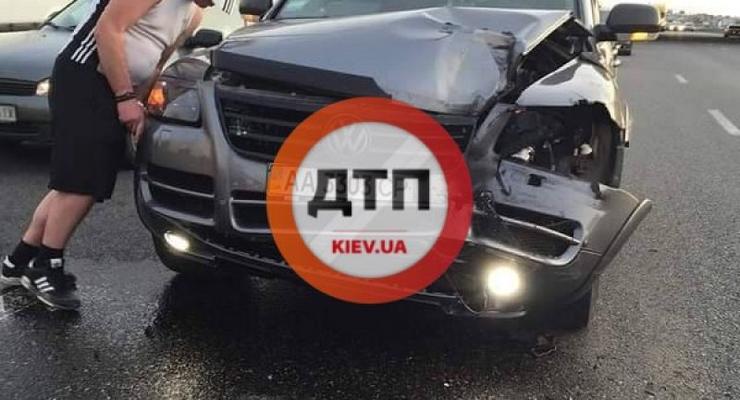 В Киеве пьяный водитель Volkswagen Touareg не тормозя врезался в Nissan Pathfinder