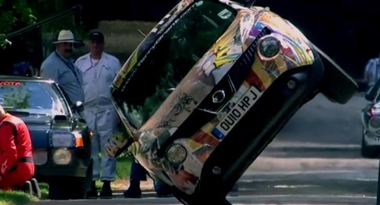 Заряженный Nissan Juke установил мировой рекорд по езде на двух колесах (видео)
