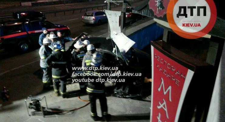 В Киеве Volkswagen Golf уничтожился о бетонное ограждение, есть погибший (фото)