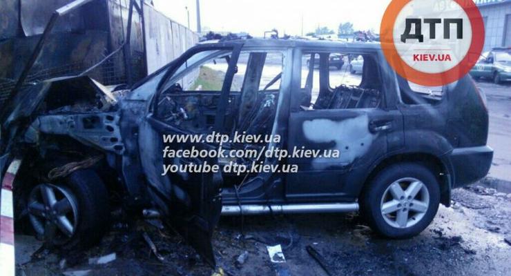 На Оболони Nissan X-Trail врезался в гаражи и сгорел (фото)