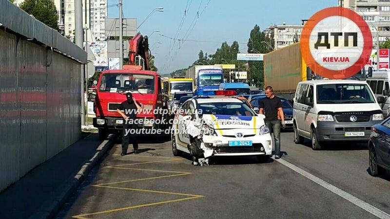 Патрульные полицейские попали в очередное ДТП в Киеве / facebook.com/dtp.kiev.ua