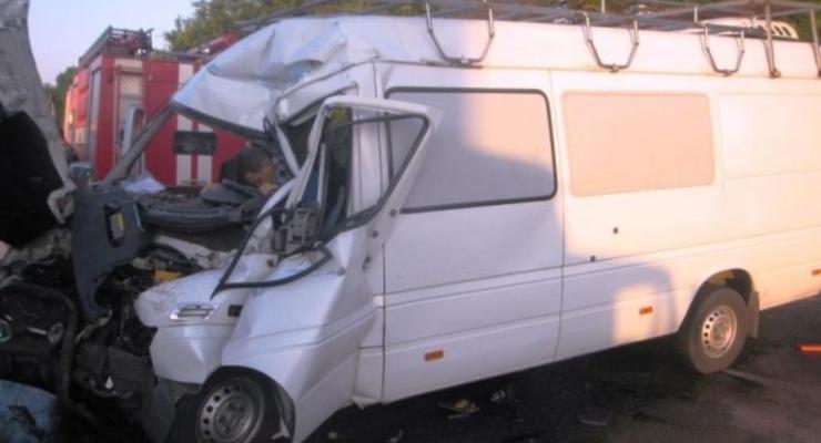 Под Одессой микроавтобус врезался в грузовик, есть жертвы (фото)