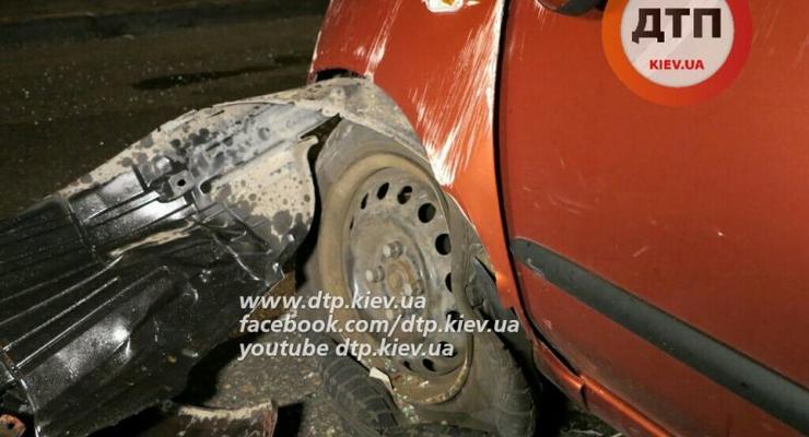 В Киеве Nissan взлетел на отбойник и опрокинулся (фото)