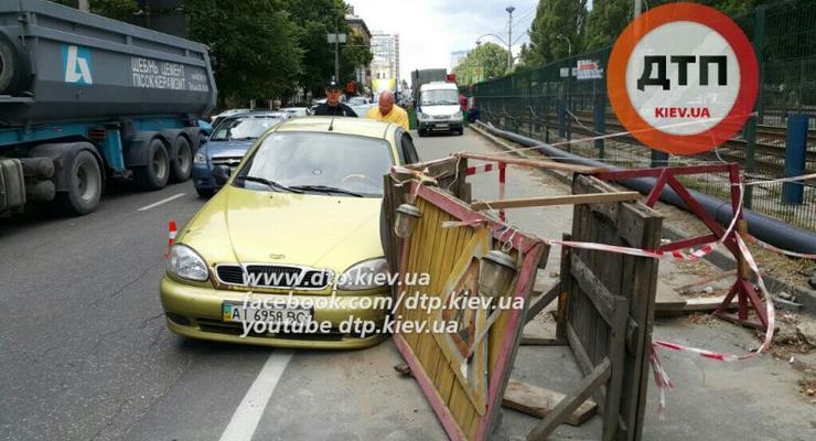 В Киеве Daewoo Lanos врезался в ограждение и упал в люк (фото)
