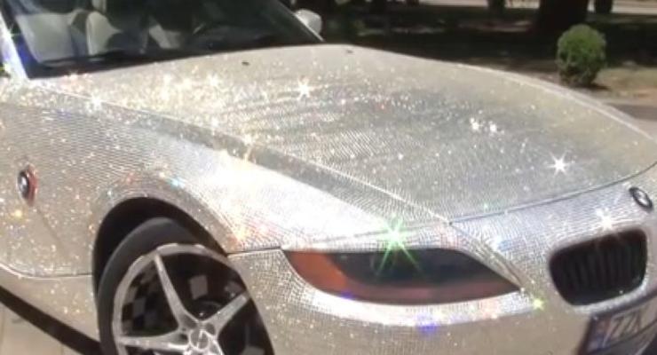 Молдаванин целиком покрыл свой BMW кристаллами Сваровски (видео)