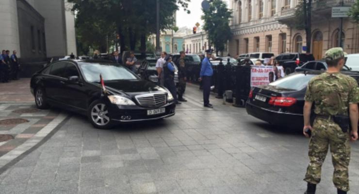 Активист: Полиция эвакуирует от Рады Lexus Сергея Власенко