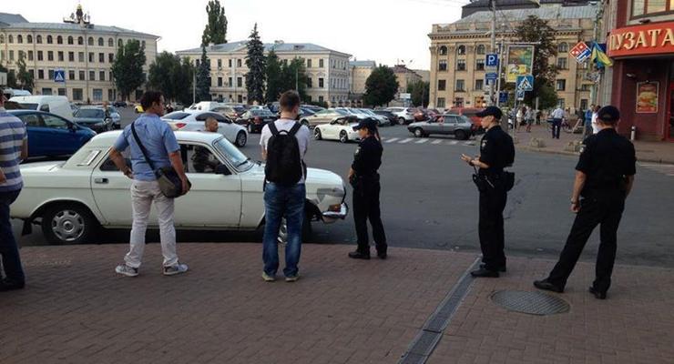 В Киеве полицейские начали борьбу с упрямым таксистом-героем парковки