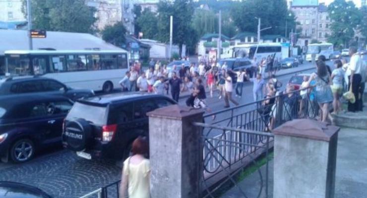 В центре Львова прохожие самостоятельно задержали неадекватного виновника ДТП