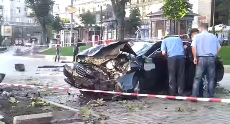 В Киеве на Крещатике Toyota Camry влетела в столб, водитель в реанимации