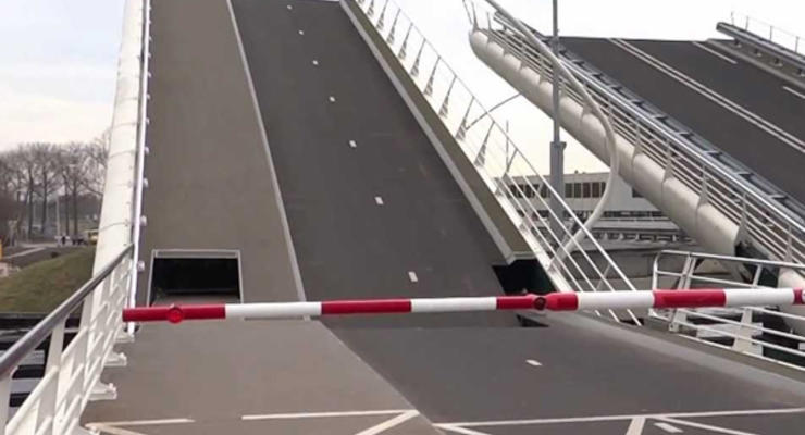 В Голландии водитель попытался перелететь через разведенный мост (видео)