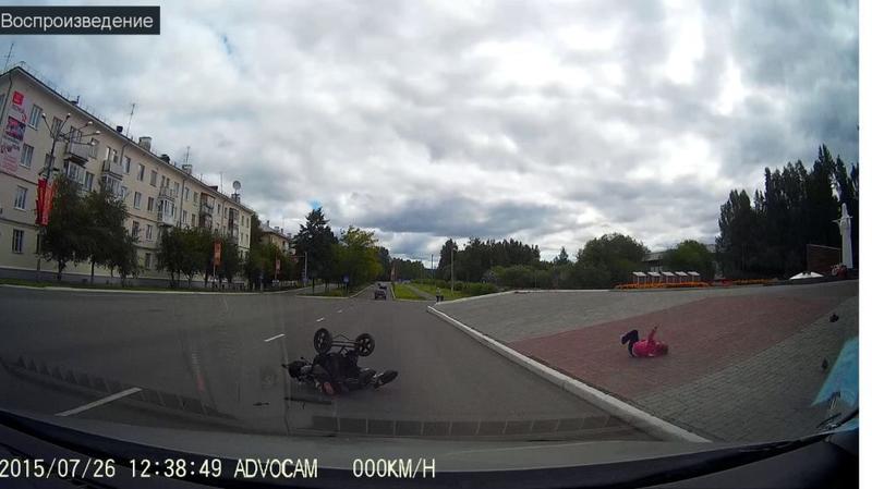 В России водитель на полной скорости сбил коляску с тремя детьми (видео) / Скриншот видео
