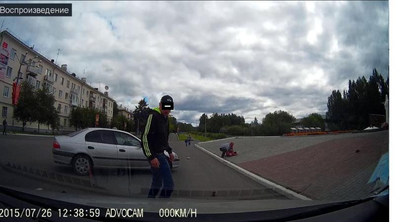 В России водитель на полной скорости сбил коляску с тремя детьми (видео) / Скриншот видео