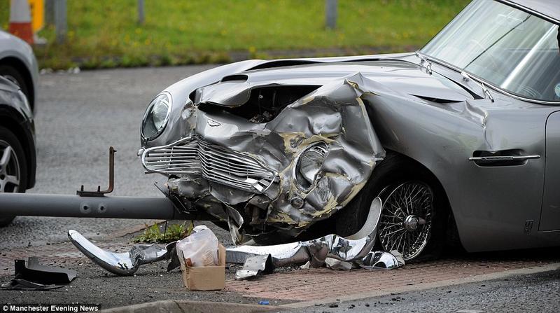 В Манчестере попал в аварию редкий Aston Martin DB5, стоимостью более миллиона фунтов (фото) / manchestereveningnews.co.uk