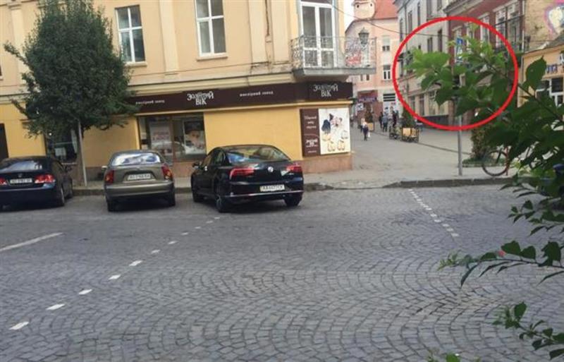 Губернатор Москаль паркуется в Ужгороде с нарушением правил (фото) / mukachevo.net