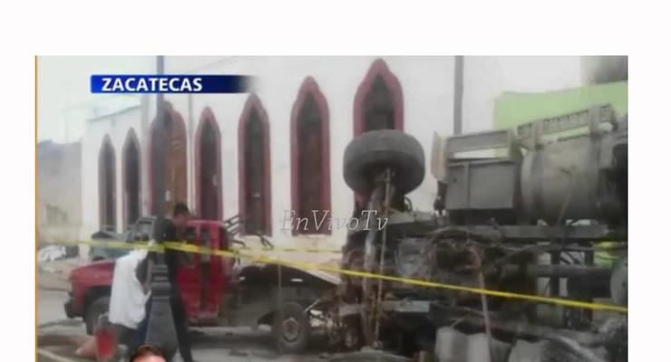 В Мексике грузовик врезался в толпу паломников: 16 погибших