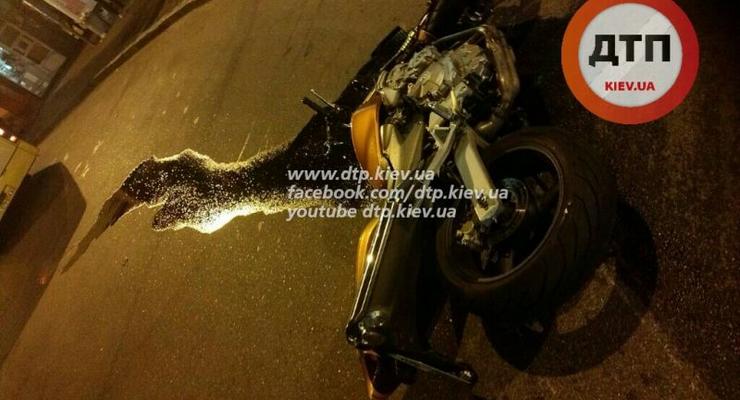 В Киеве водитель Peugeot тяжело травмировал мотоциклиста (фото)