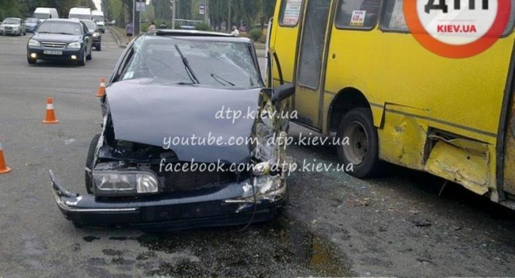 В Киеве Ford Scorpio устроил аварию с маршруткой
