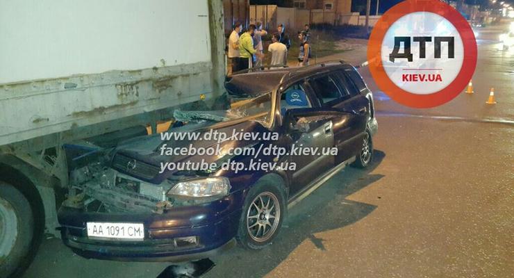 В Киеве Opel врезался в автобус и залетел под фуру DAF, есть пострадавшие (фото)