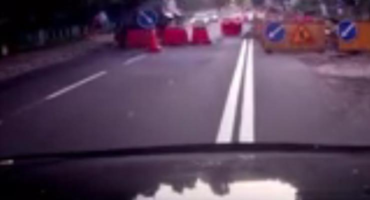 В Киеве броневик Saxon протаранил ограждение на проезжей части (видео)