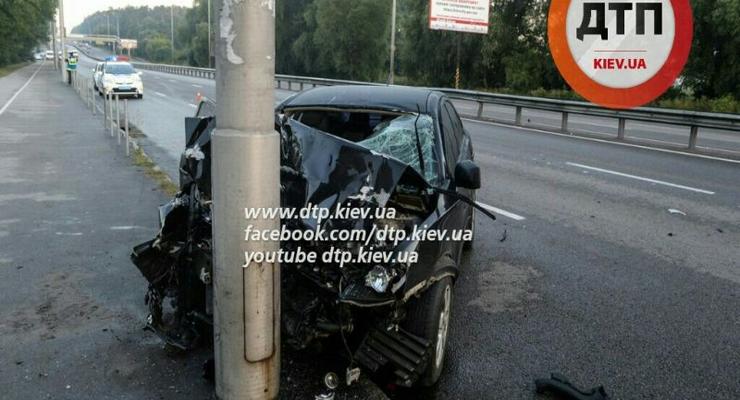 В Киеве Mitsubishi Lancer протаранил попутное авто и врезался в столб (фото)