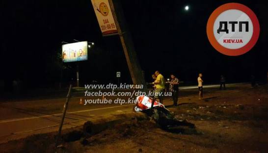 В Киеве SEAT Leon уничтожился о столб, погибла девушка (фото 18+)