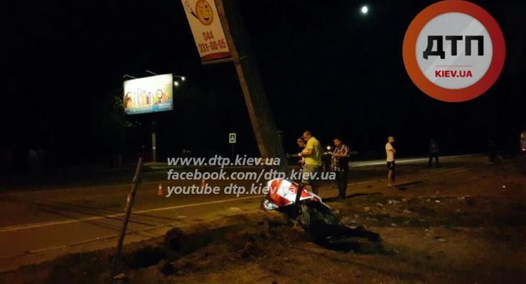 В Киеве SEAT Leon уничтожился о столб, погибла девушка (фото 18+)