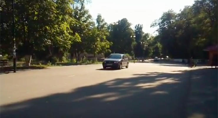 Киевские водители пытались объехать провал на Борщаговской по аллее КПИ
