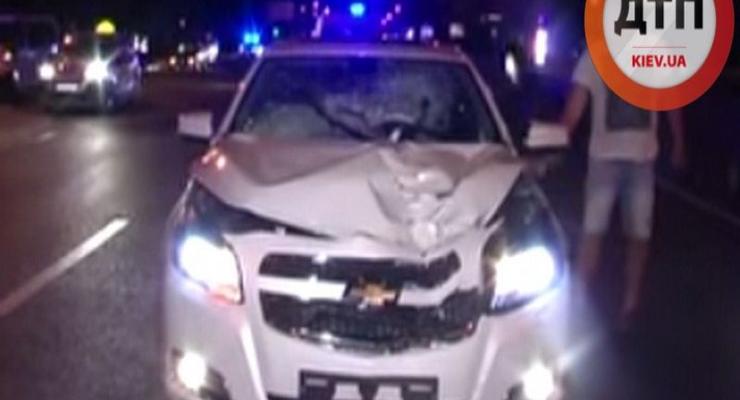 В Киеве парень погиб под колесами Chevrolet (видео)