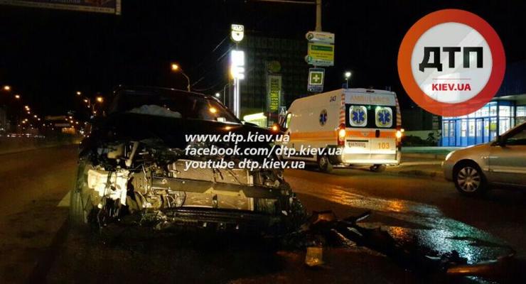 В Киеве Toyota Corolla уничтожилась об отбойник и спровоцировала столкновение (фото)