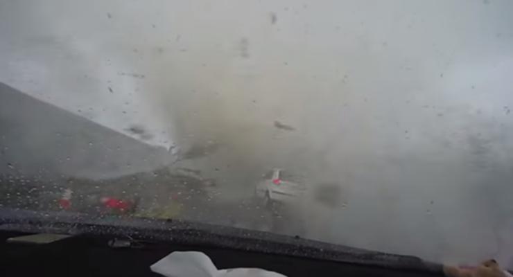 В Тайване торнадо унес автомобиль (видео)