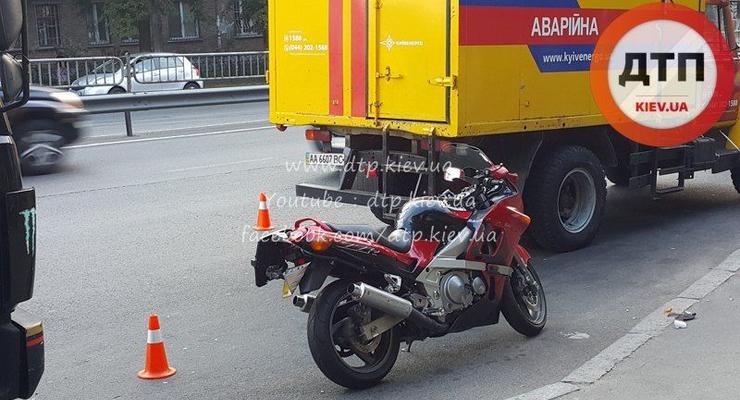 В Киеве мотоциклист попал под грузовик и остался жив (видео)