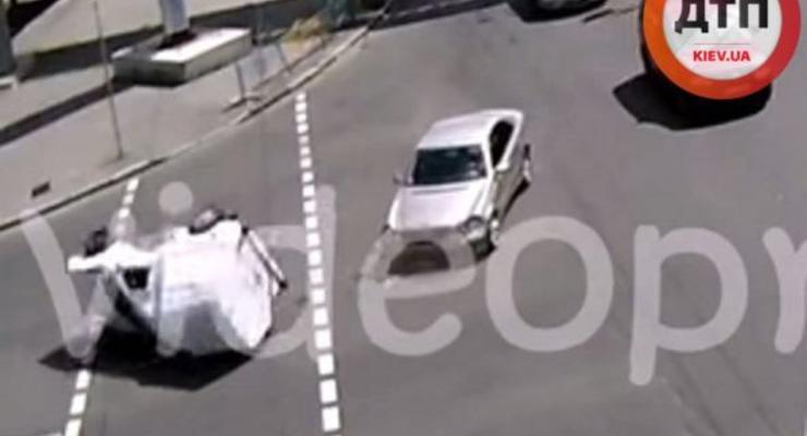 В Киеве Mercedes опрокинул Таврию (видео)