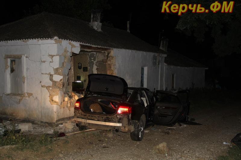 В Керчи иномарка влетела в дом: погибли два человека (фото, видео)