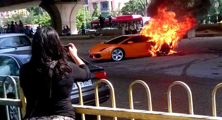 В Индии за считанные секунды сгорел Lamborghini (видео)