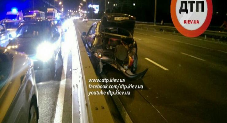 На Московском мосту в Киеве грузовик устроил аварию (фото)