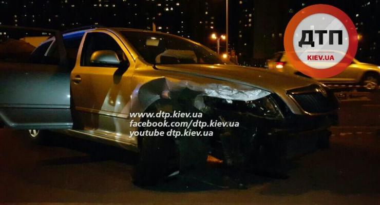 В Киеве водитель Skoda сбил двух женщин и скрываясь, разбил три авто (фото)
