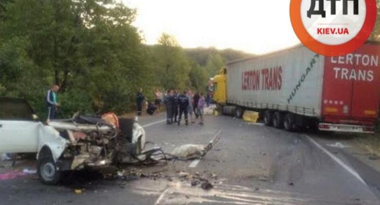 На трассе Киев-Чоп грузовик раздавил ВАЗ