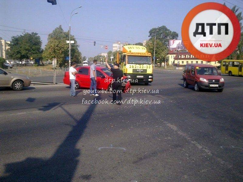 В Киеве Chevrolet Aveo врезался в маршрутку, водитель разбил голову / dtp.kiev.ua