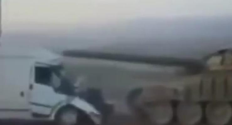 Боевики на танке раздавили микроавтобус (видео)