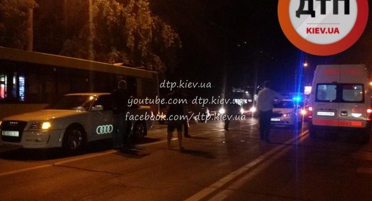 В Киеве на проспекте Свободы Audi сбил женщину (фото)