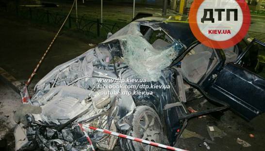 В Киеве ДТП: на Освободителей Audi разбился о столб (фото)